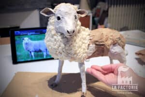 Modelage en papier : accompagnement d'un projet personnel, création d'un mouton en papiers