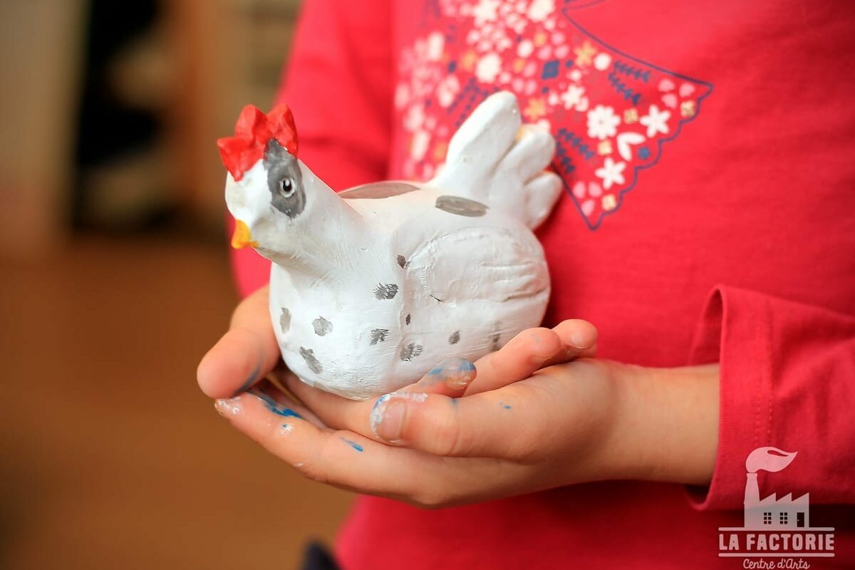 Modelage-Poule-atelier-créatif-la-factorie-centre-d’arts