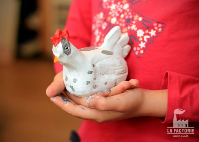 Modelage-Poule-atelier-créatif-la-factorie-centre-d’arts