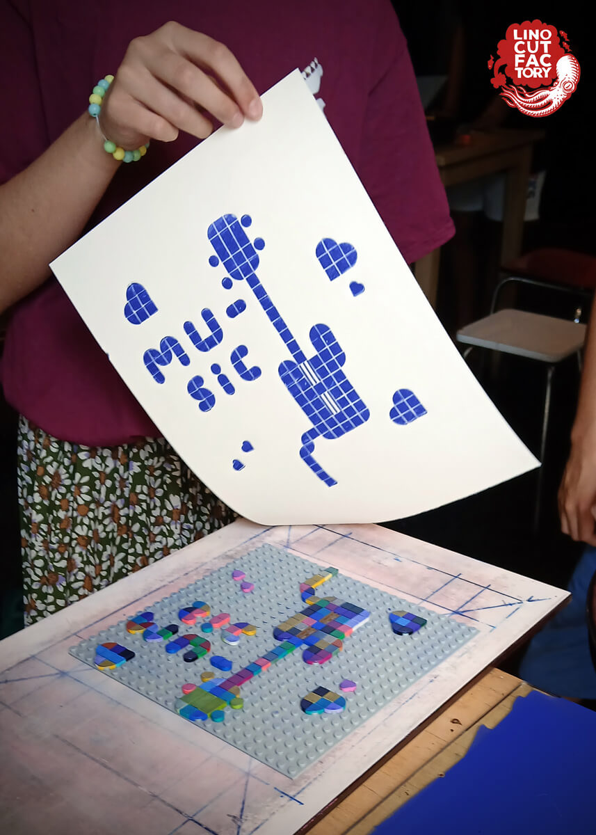 Legographie : Music / basse Impression sur papier en legographie Atelier Linocutfactory / La Factorie - Centre d'Arts